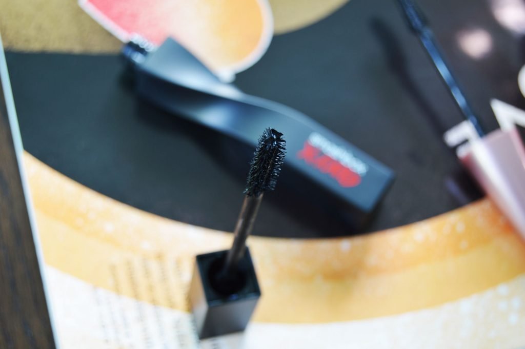 Smashbox X-Rated mascara promises to give extra coated mega volumised lashes with triple threat wand. Smashbox X-Rated Mascara review