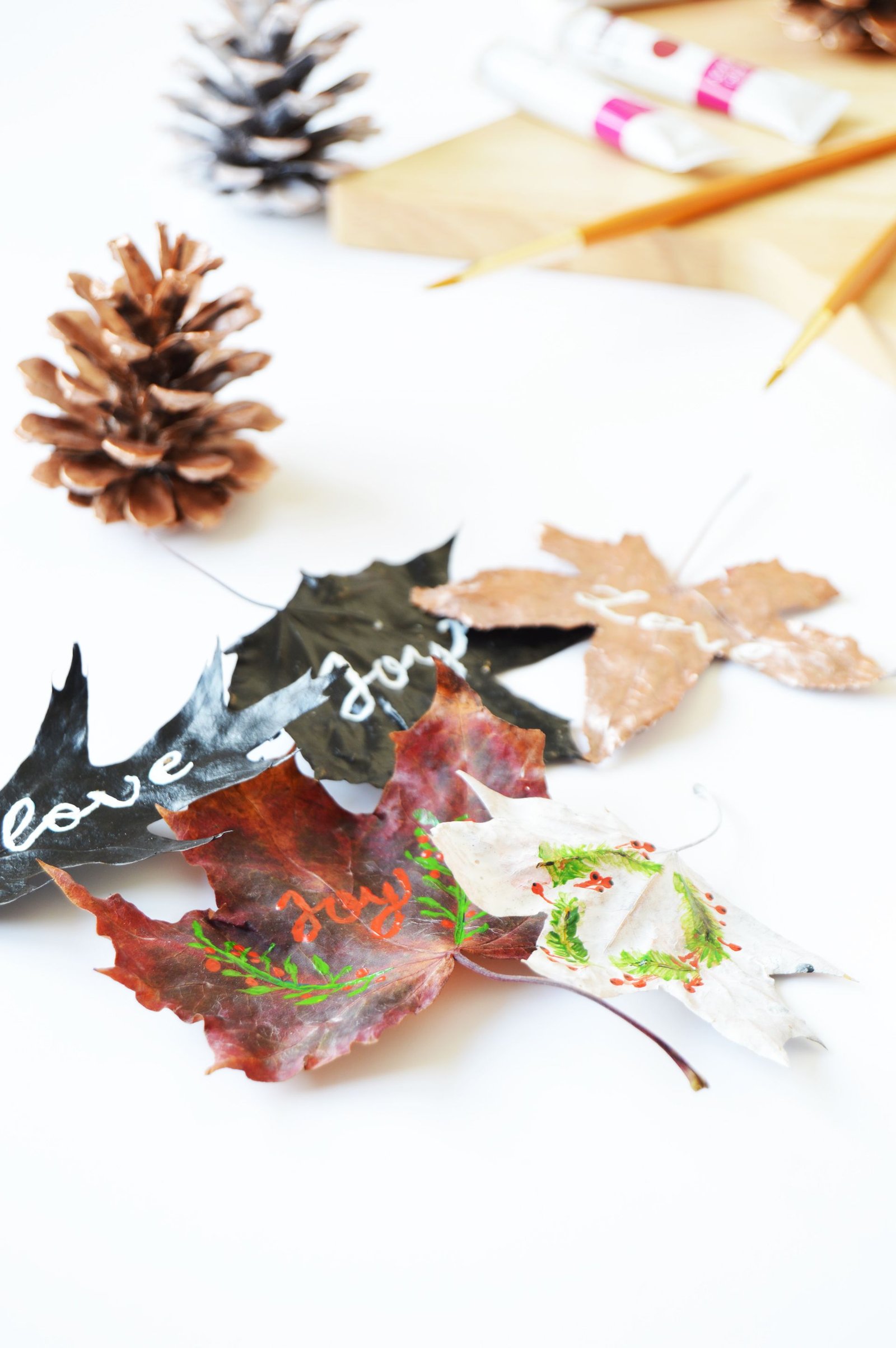 Why don't you make your gifts more personalised this year? Instead of using store bought gift tags, how about making your own gift tags with leaves? DIY Leaf gift tags are easy to make and it will make your gifts stand out.