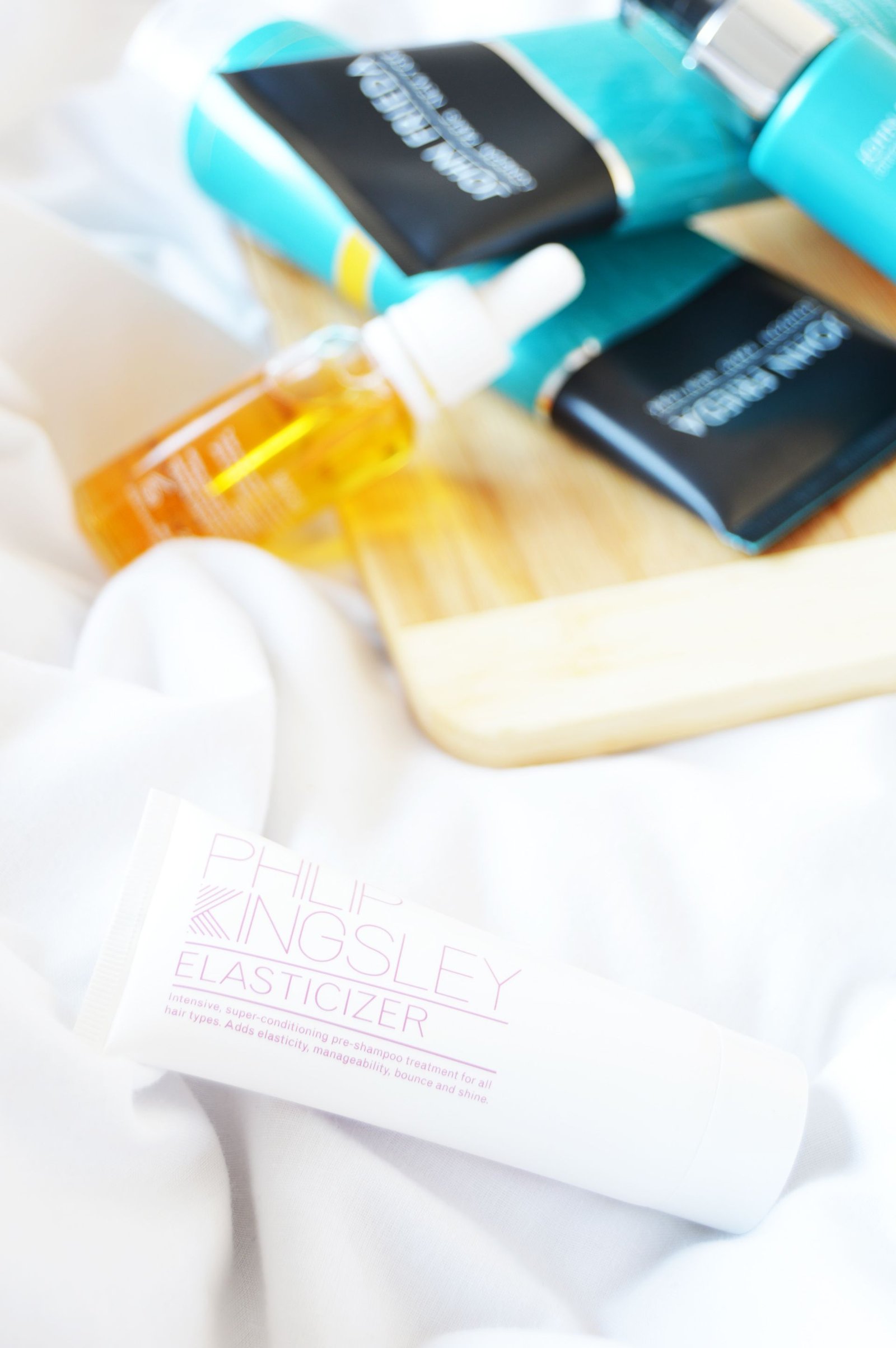 Philip Kingsley Elasticizer is an intensive pre-shampoo treatment. It is moisturising, gives elasticity, bounce and shine to hair. It also give UV protection even after washing the hair.