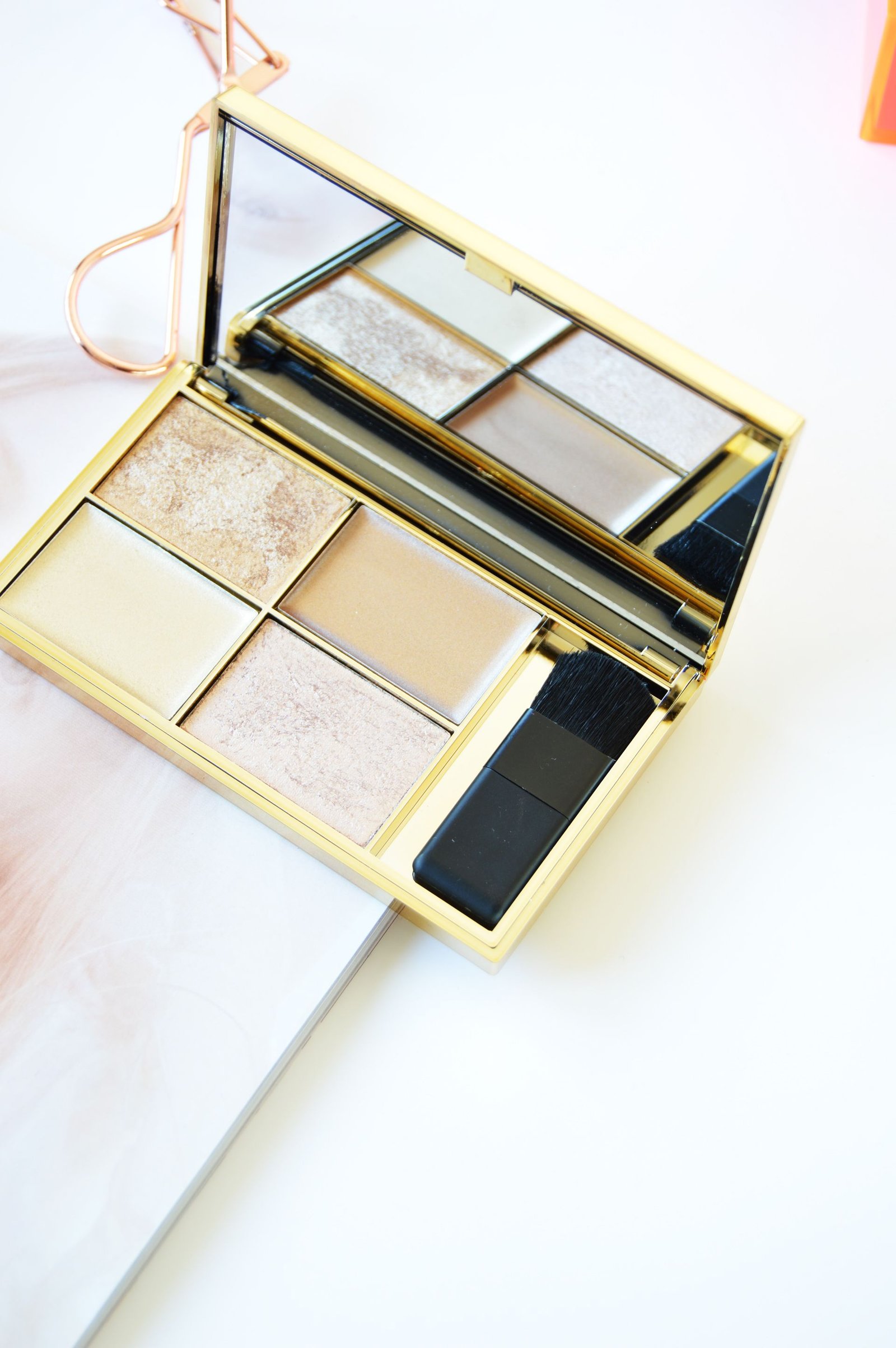 Makeup trends change a lot and one of the main influencers is the fashion week. To find out more about the fashion week inspired makeup trends for spring 2017 check out the post.
