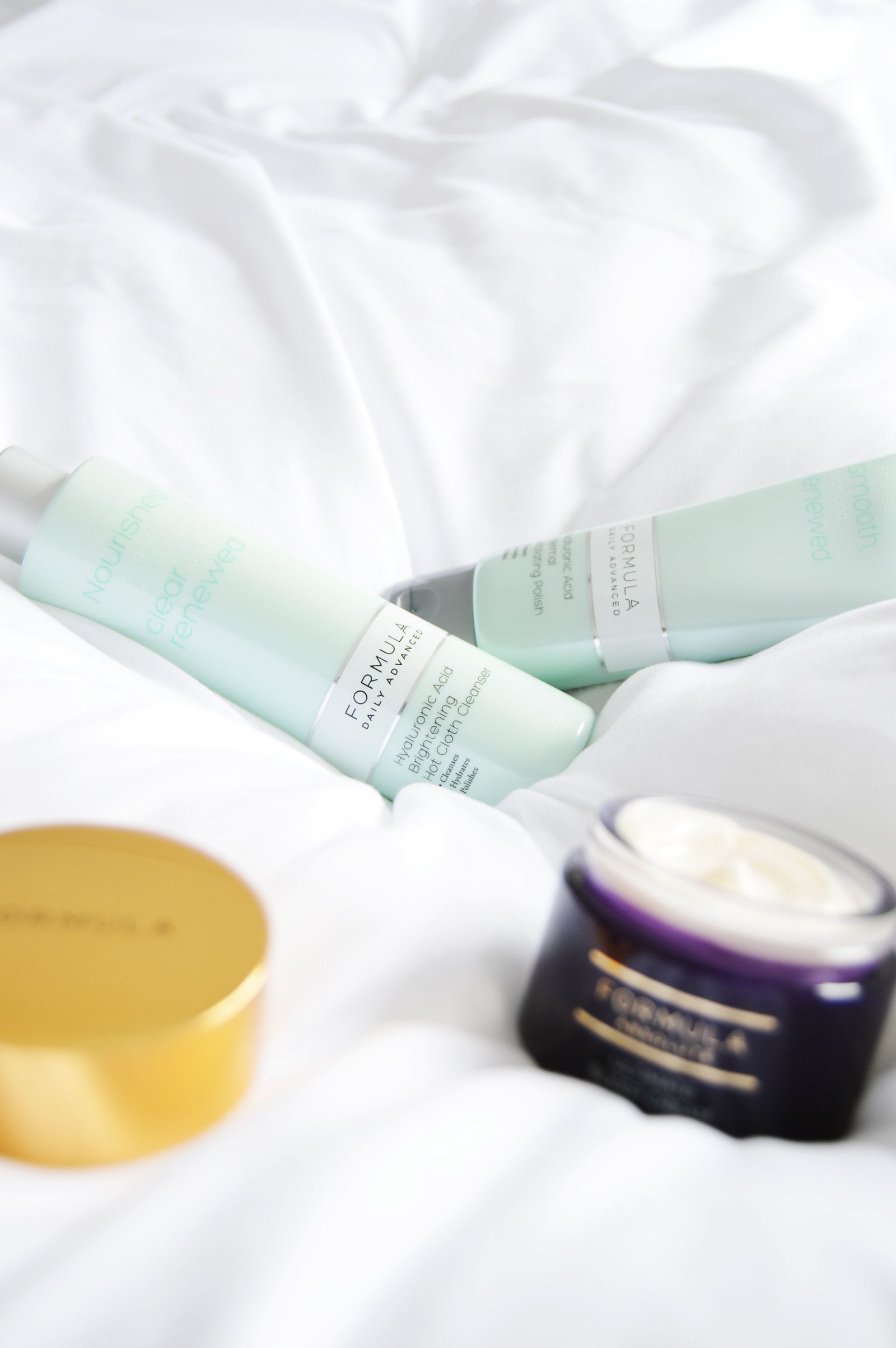 You don't always need to spend tons of money on skincare products. M&S FORMULA Skincare has many products that are reasonably priced and deliver! FORMULA Hyaluronic Acid Brightening Hot Cloth Cleanser Review